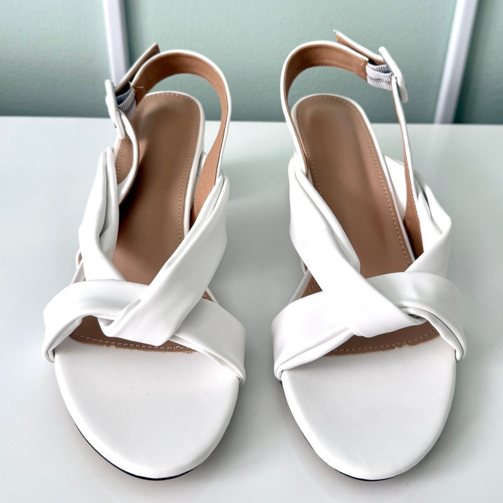 NWT NIB White Crisscross Healed Sandals Elegant Women's Sandals Size 41 size 10